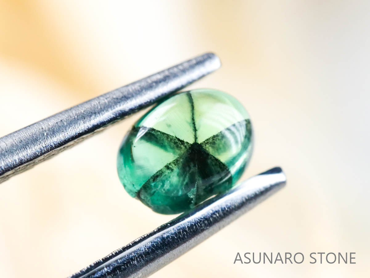 トラピッチェエメラルド　オーバルカボション　コロンビア産　　0.30ct【220104-271】