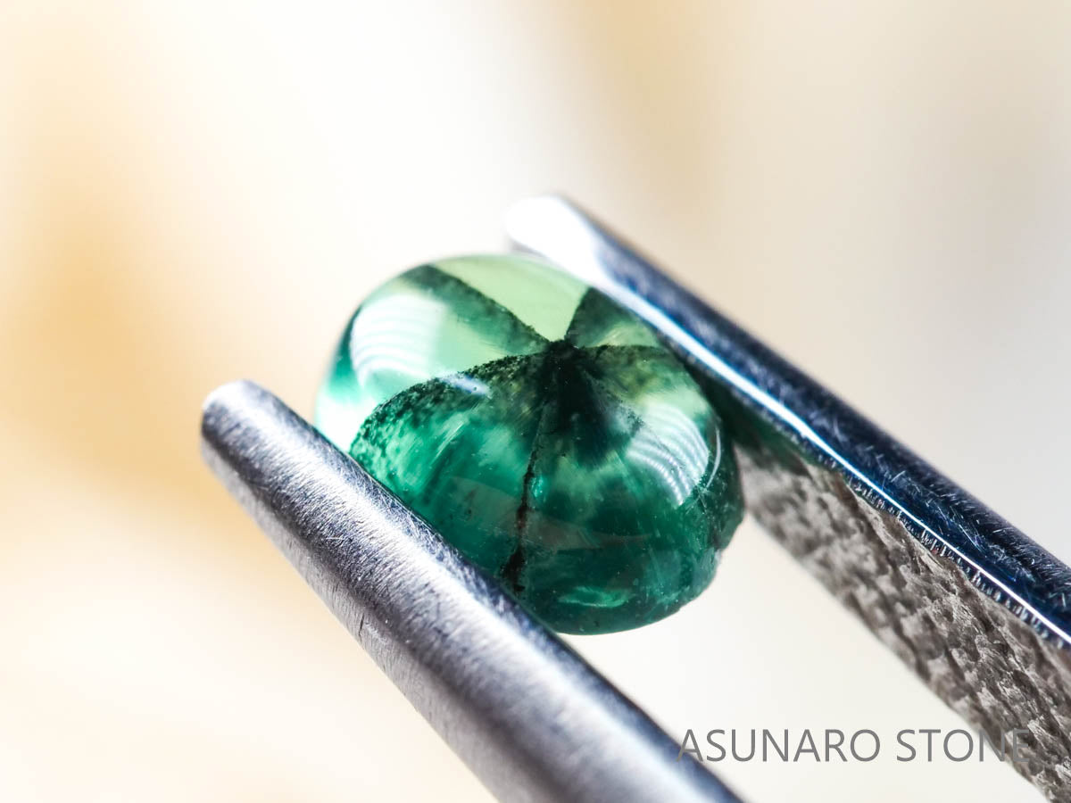 トラピッチェエメラルド　オーバルカボション　コロンビア産　　0.30ct【220104-271】
