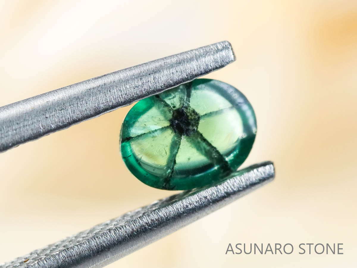 トラピッチェエメラルド　オーバルカボション　コロンビア産　　0.30ct【220104-271】