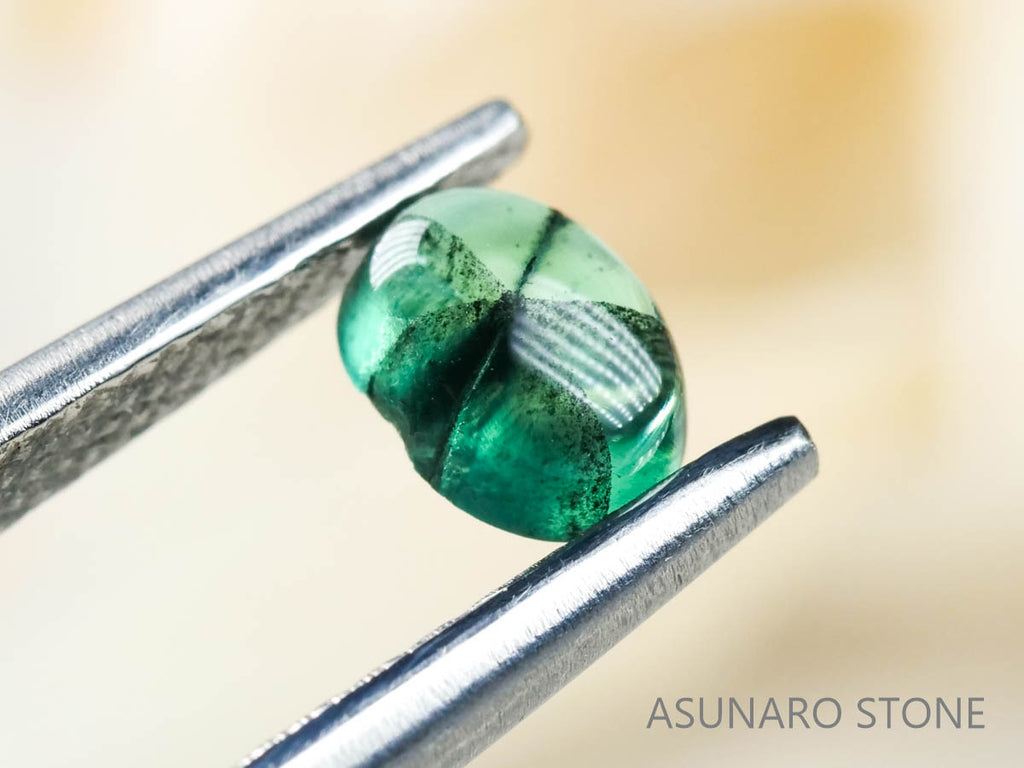 トラピッチェエメラルド　オーバルカボション　コロンビア産　　0.30ct【220104-271】