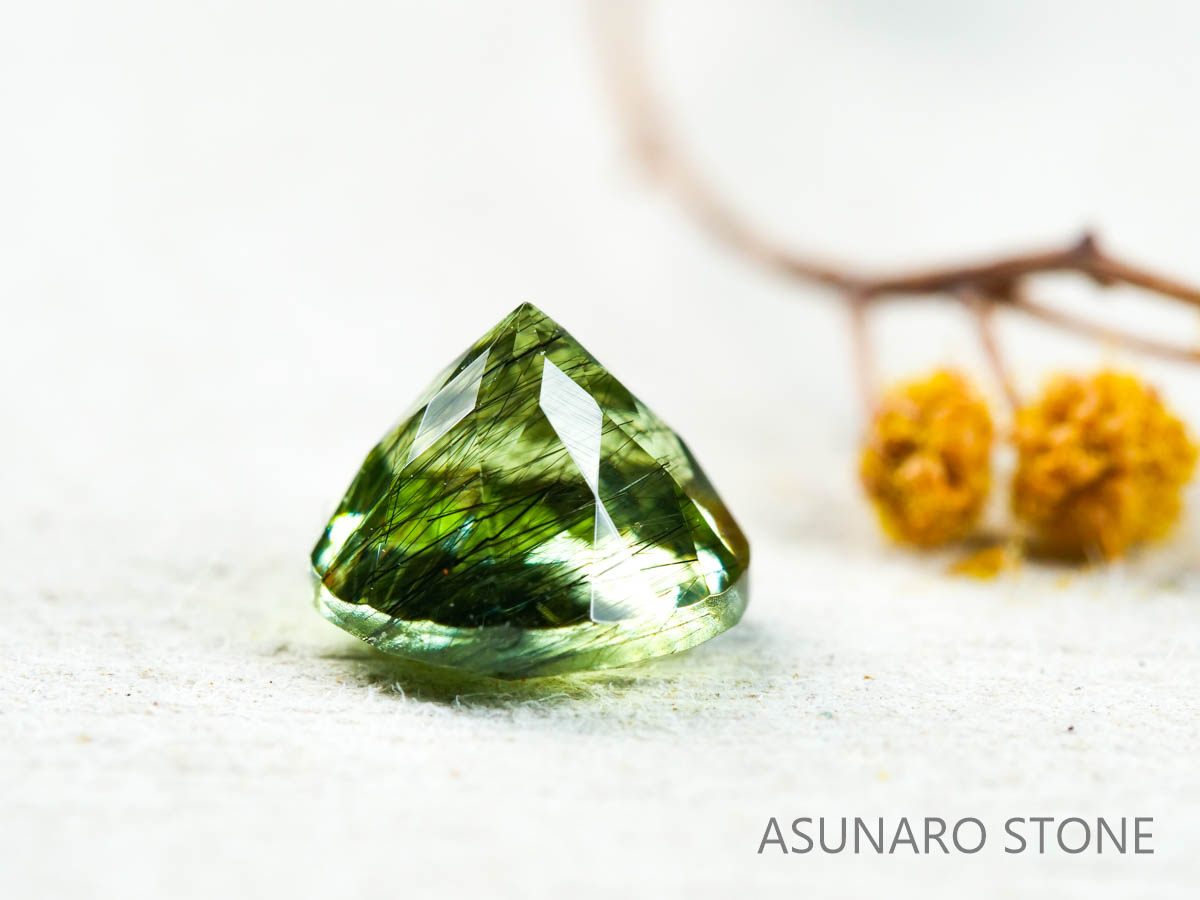 ルドウィジャイトインペリドット　ラウンドカット　パキスタン産  1.14ct【211223-252】