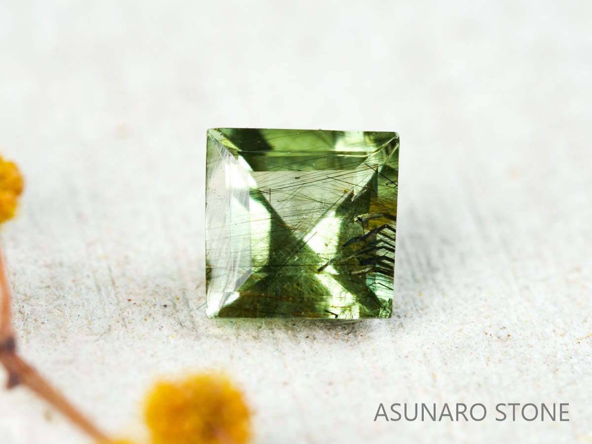 ルドウィジャイトインペリドット　スクエアーカット　パキスタン産   0.58ct【211224-254】