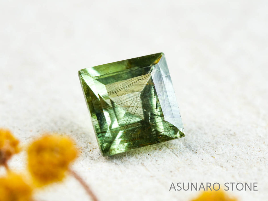ルドウィジャイトインペリドット　スクエアーカット　パキスタン産   0.58ct【211224-254】