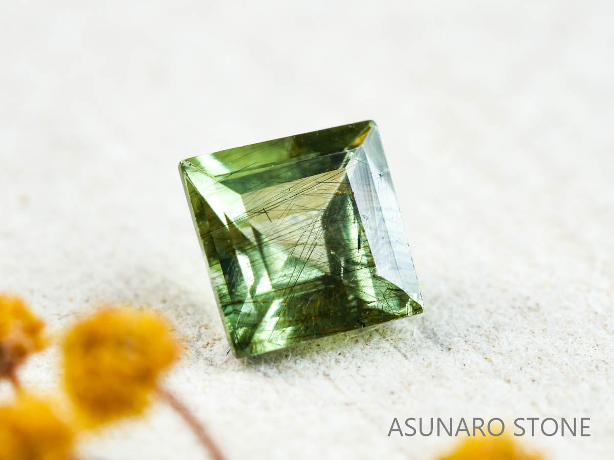 ルドウィジャイトインペリドット　スクエアーカット　パキスタン産   0.58ct【211224-254】