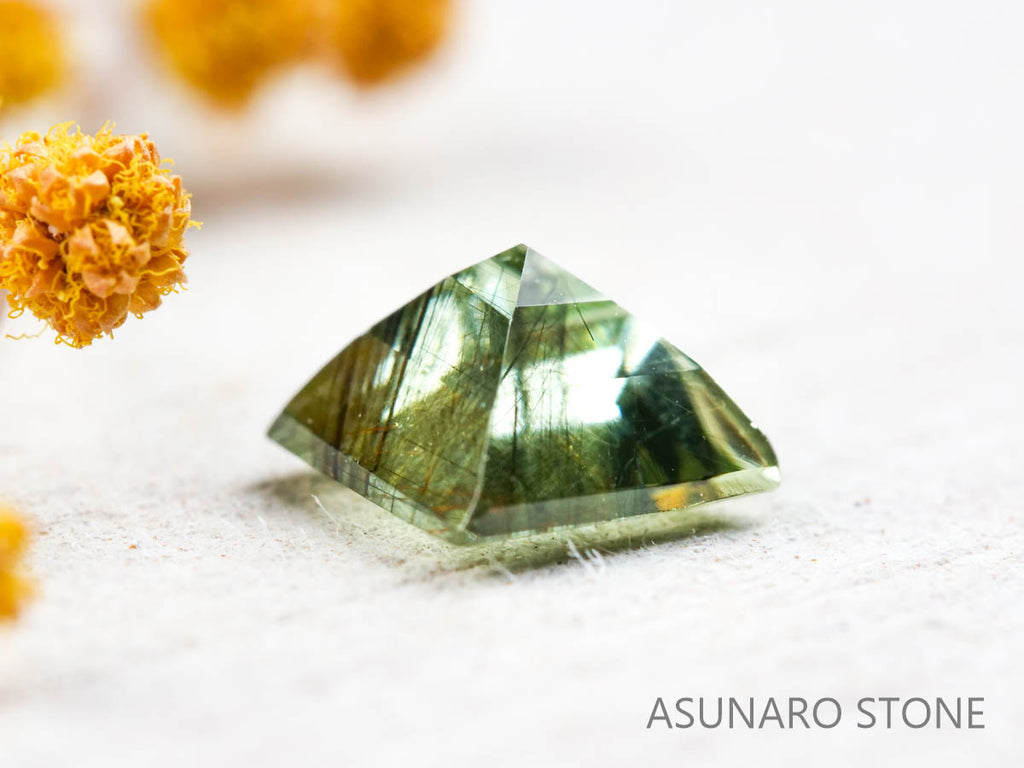 ルドウィジャイトインペリドット　スクエアーカット　パキスタン産   0.58ct【211224-254】