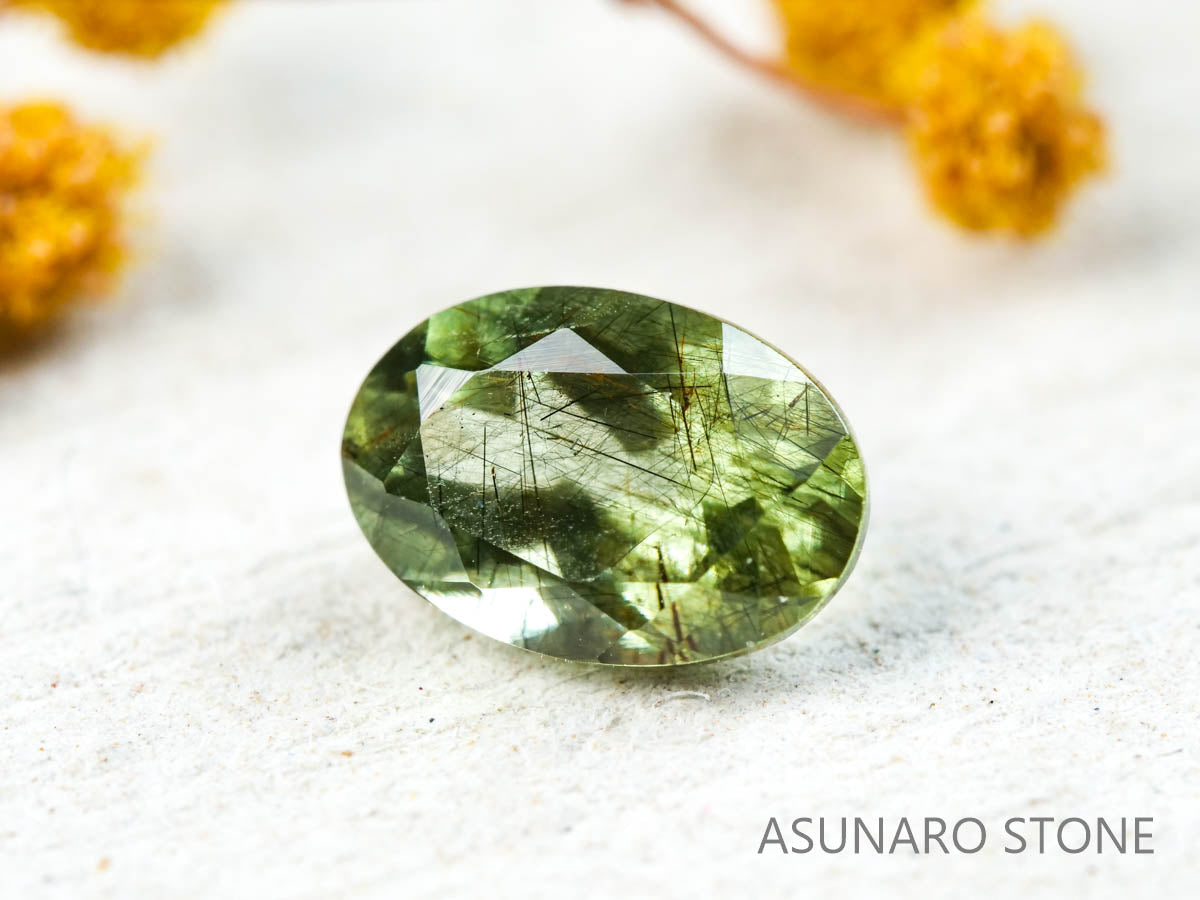 ルドウィジャイトインペリドット　オーバルカット　パキスタン産  0.57ct【211224-255】