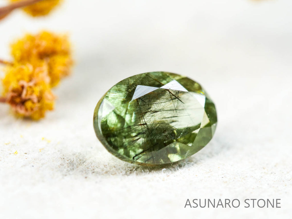 ルドウィジャイトインペリドット　オーバルカット　パキスタン産  0.57ct【211224-255】