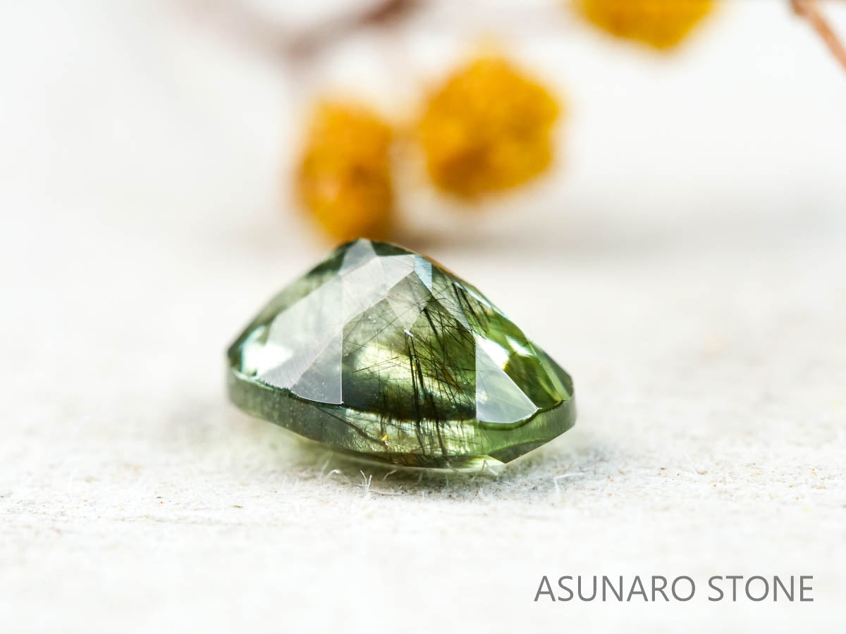 ルドウィジャイトインペリドット　オーバルカット　パキスタン産  0.57ct【211224-255】