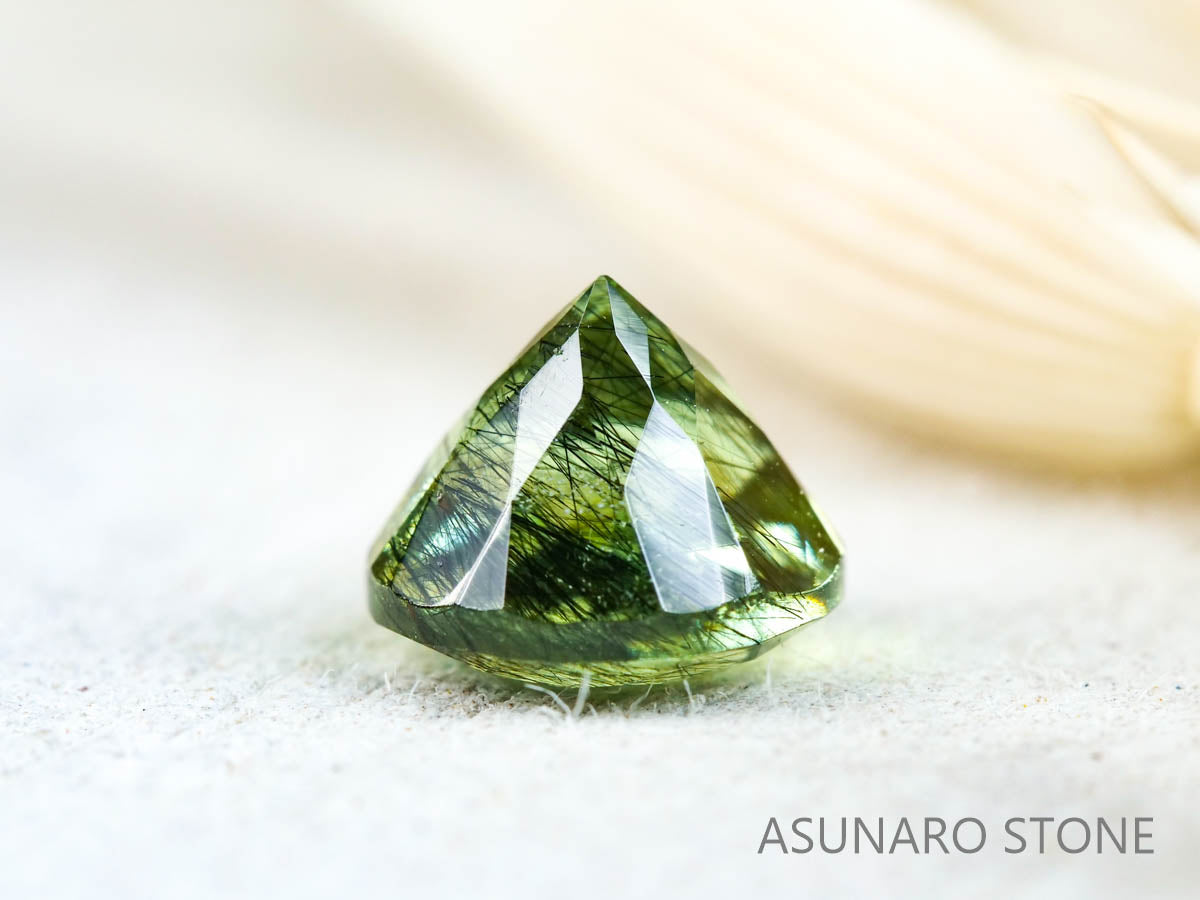 ルドウィジャイトインペリドット　ラウンドカット　パキスタン産   1.15ct【211224-258】