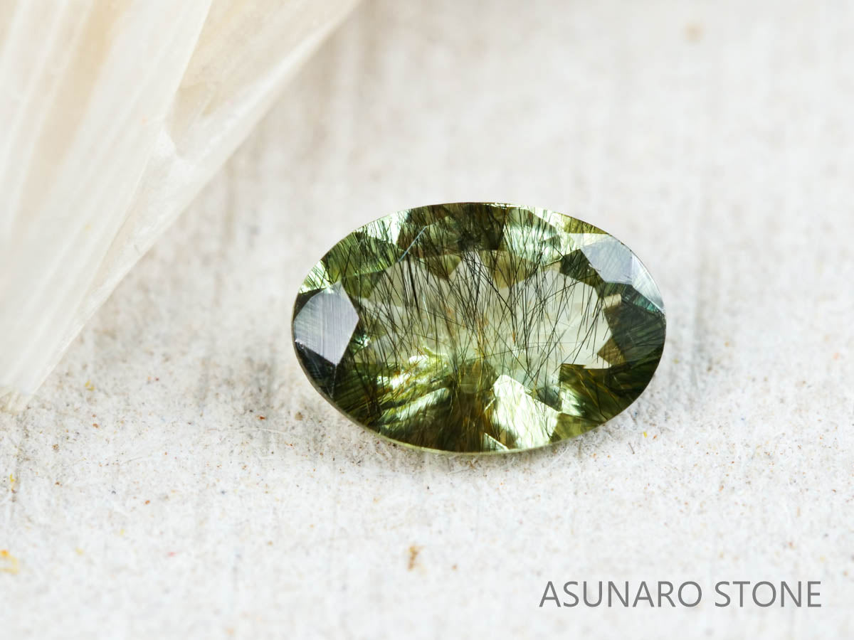 ルドウィジャイトインペリドット　オーバルカット　パキスタン産   0.41ct【220104-259】