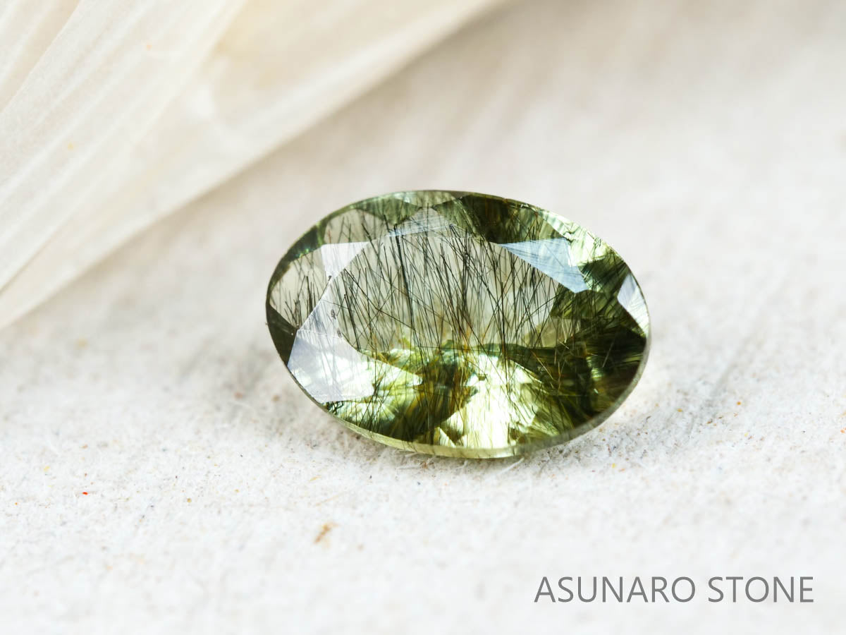 ルドウィジャイトインペリドット　オーバルカット　パキスタン産   0.41ct【220104-259】