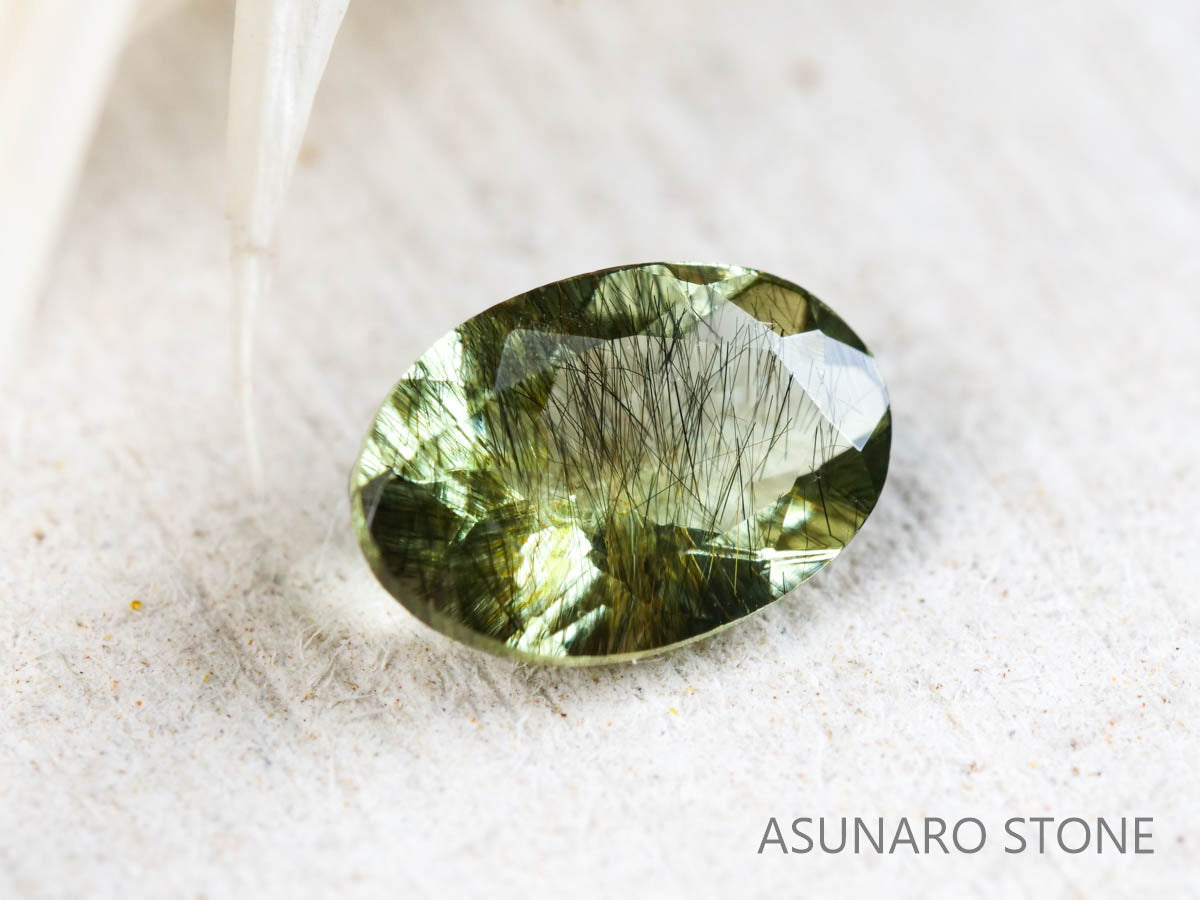 ルドウィジャイトインペリドット　オーバルカット　パキスタン産   0.41ct【220104-259】
