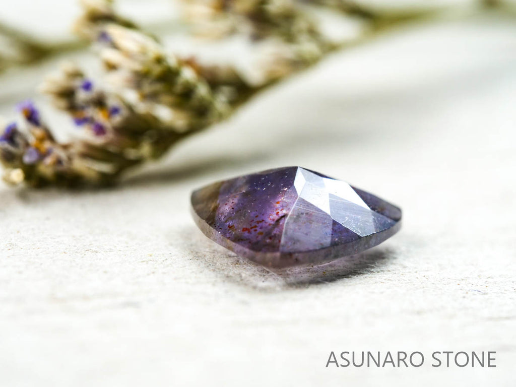 ブラッドショットアイオライト トリリアントカット インド産　　1.45ct【220104-209】