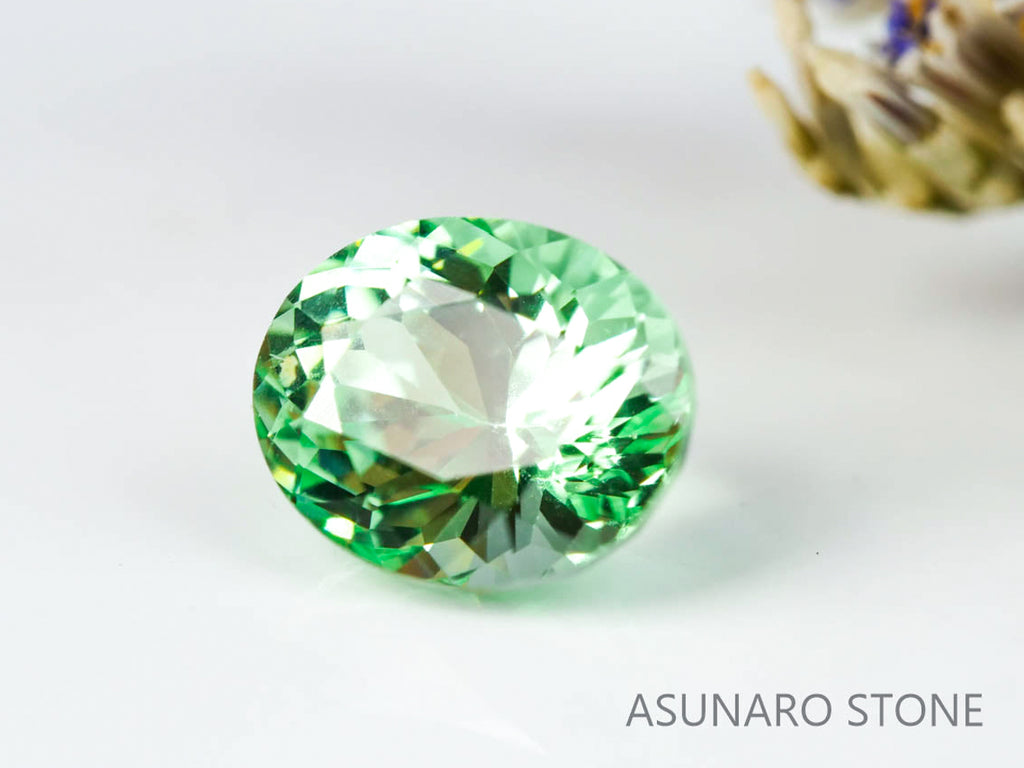 ミントガーネット タンザニア産  オーバルカット　 0.65ct【220131-346】