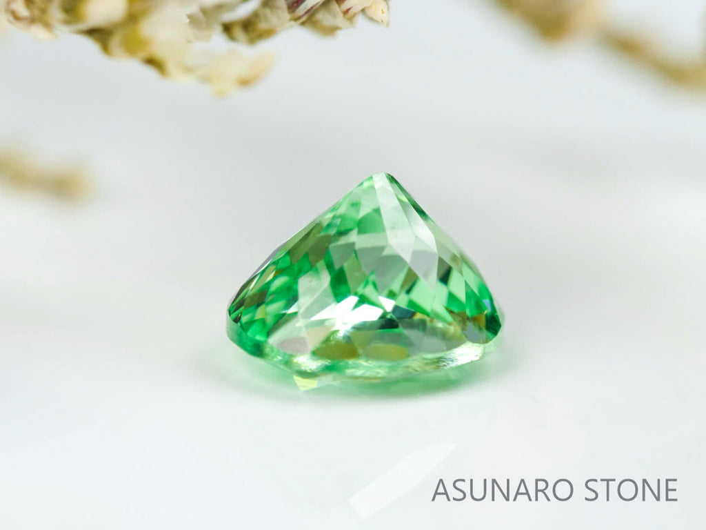 ミントガーネット タンザニア産  オーバルカット　 0.65ct【220131-346】