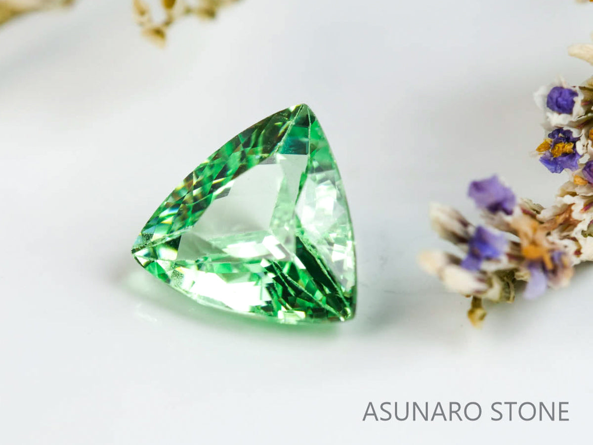 ミントガーネット タンザニア産  トリリアントカット　 0.58ct【220131-347】