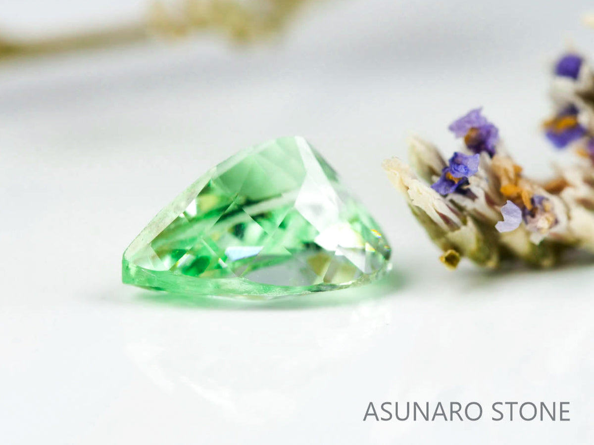 ミントガーネット タンザニア産  ペアシェイプカット 0.54ct【220131-348】