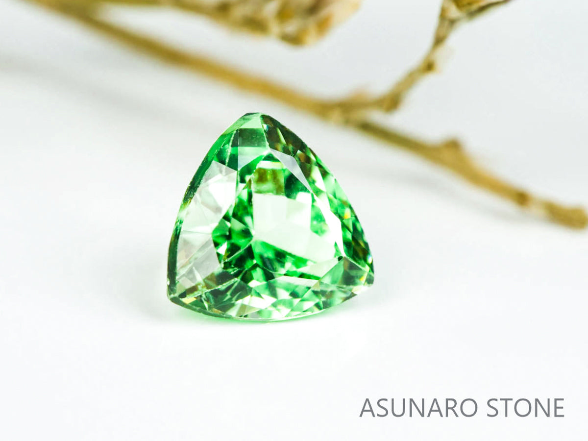 ミントガーネット タンザニア産  トリリアントカット 0.66ct【220131-354】