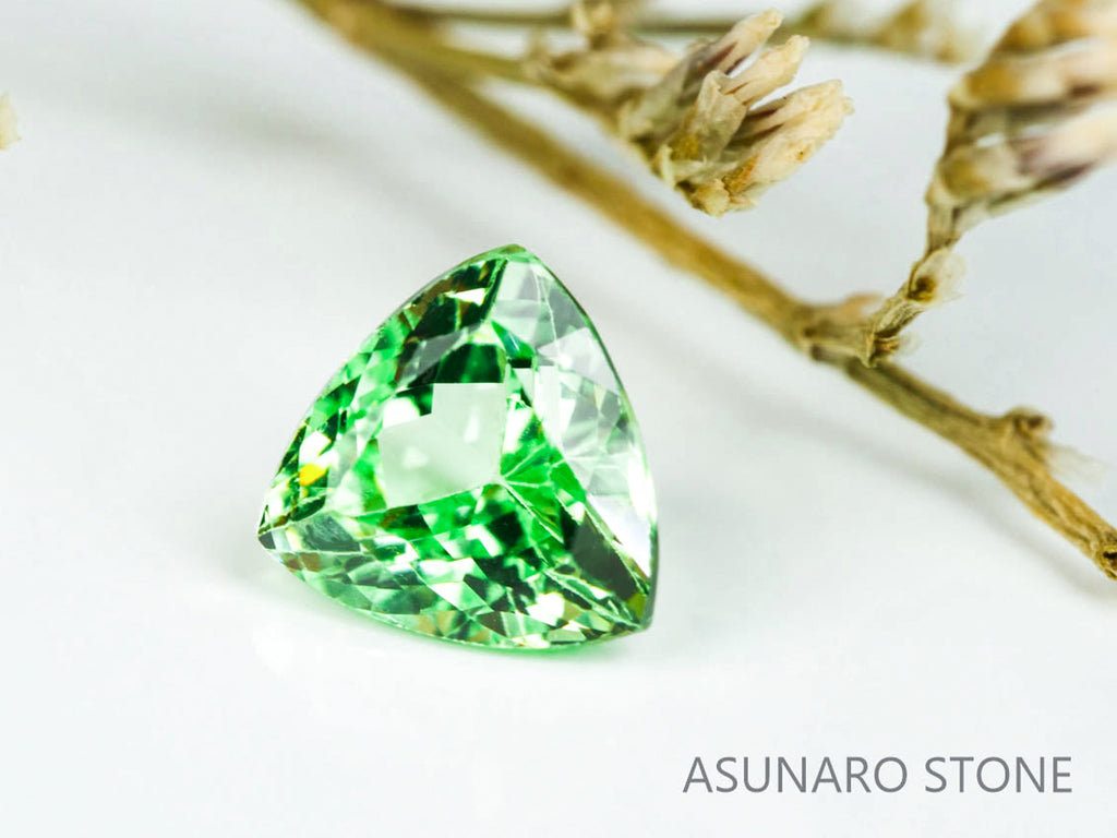 ミントガーネット タンザニア産  トリリアントカット 0.66ct【220131-354】