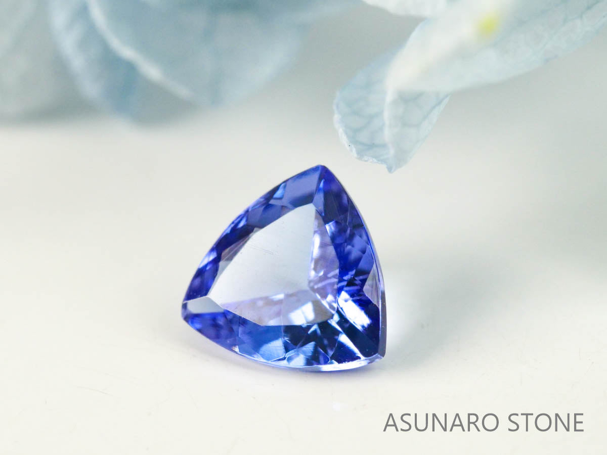 タンザナイト  トリリアントカット　タンザニア産　　0.67ct【220818-1069】
