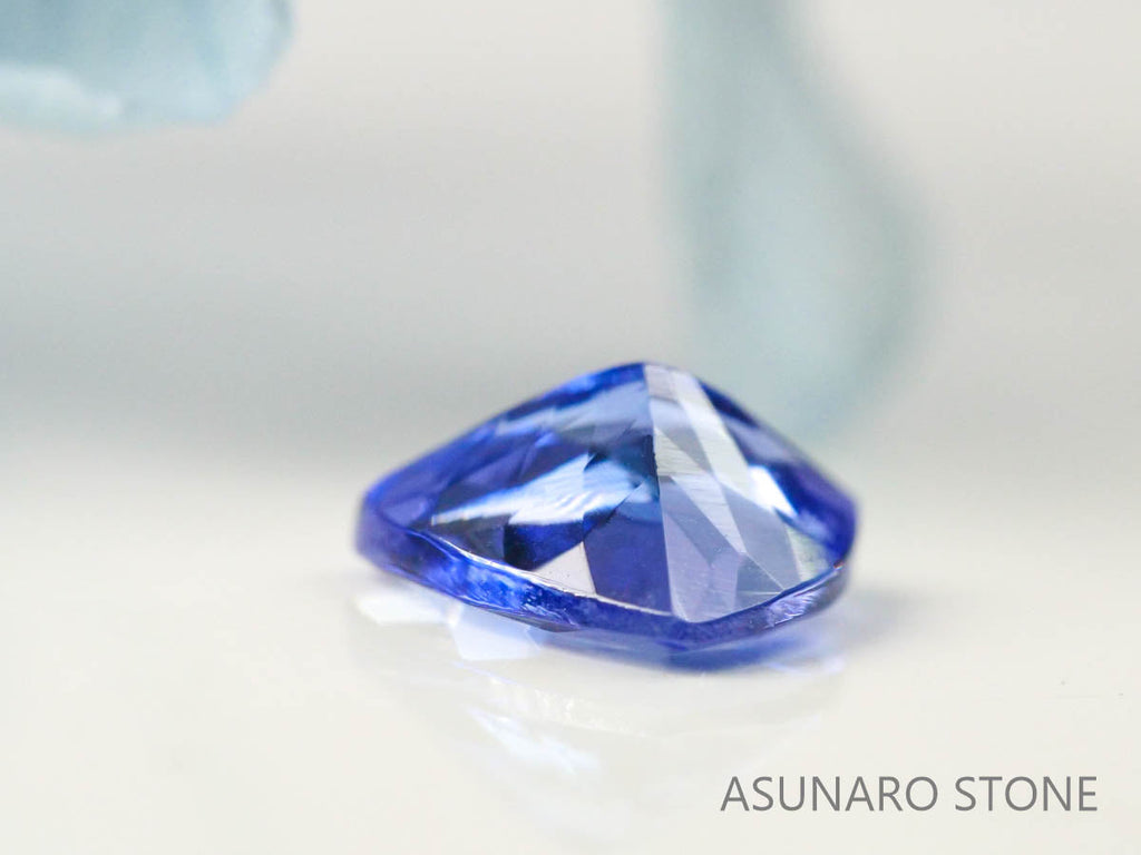 タンザナイト  トリリアントカット　タンザニア産　　0.67ct【220818-1069】