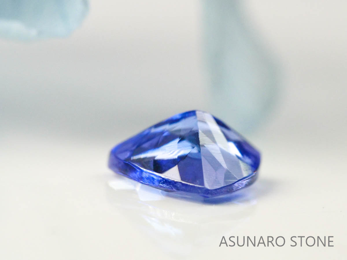 タンザナイト  トリリアントカット　タンザニア産　　0.67ct【220818-1069】