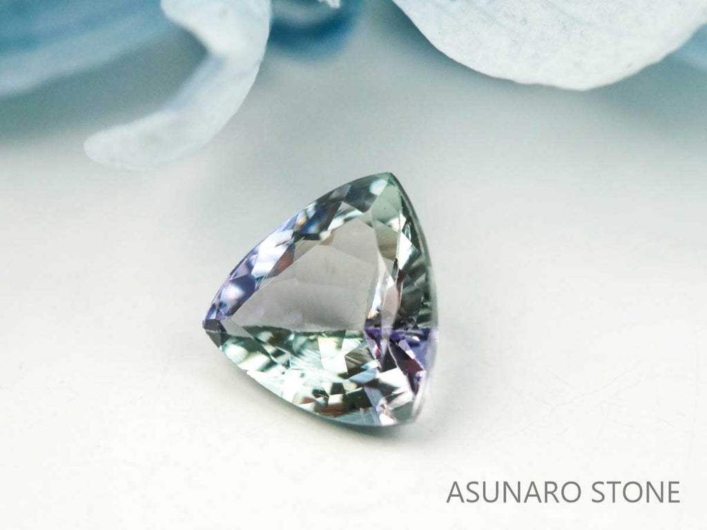 バイカラータンザナイト（ゾイサイト）  トリリアントカット　タンザニア産　　0.56ct【220818-1082】