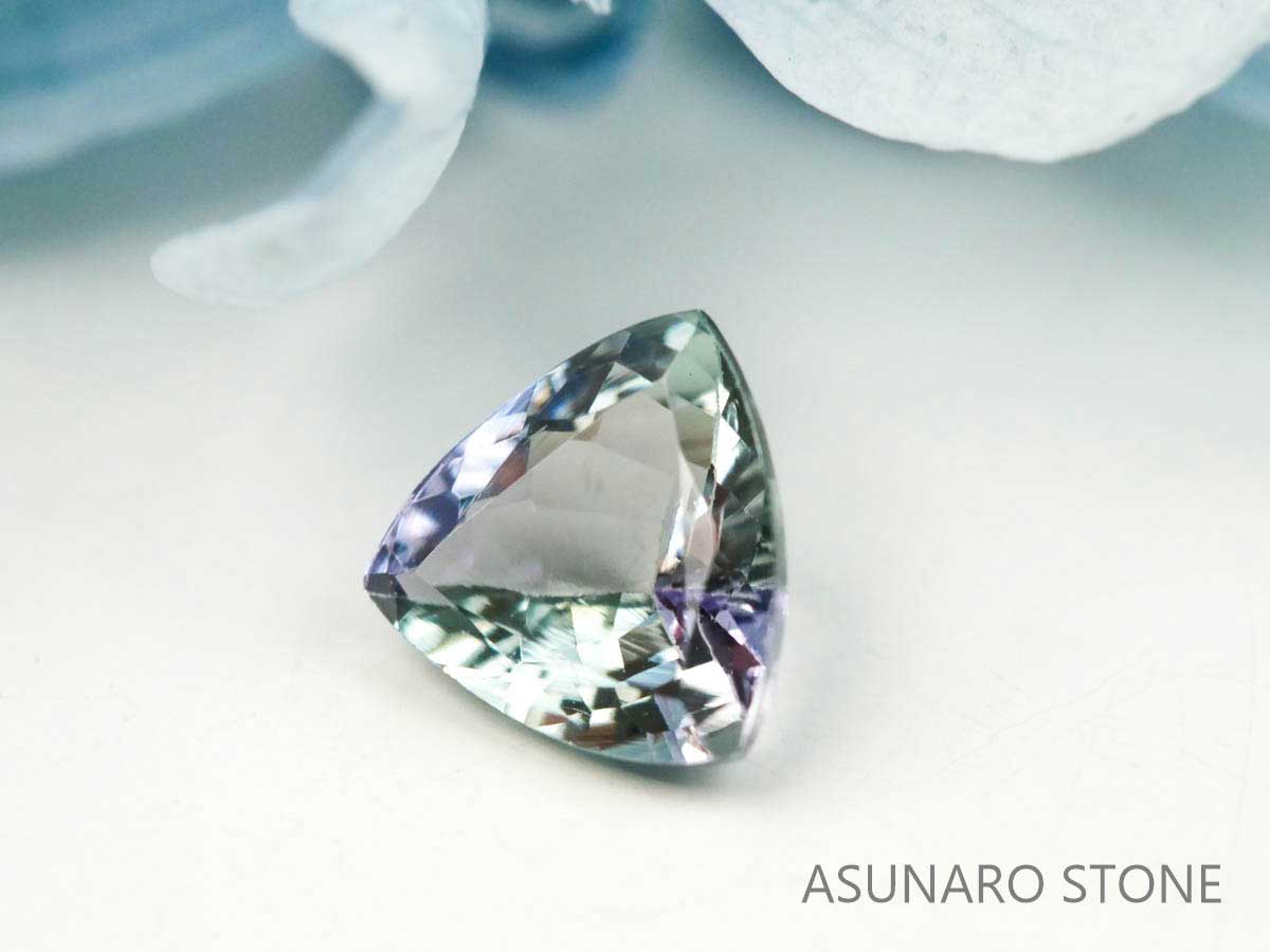 バイカラータンザナイト（ゾイサイト）  トリリアントカット　タンザニア産　　0.56ct【220818-1082】