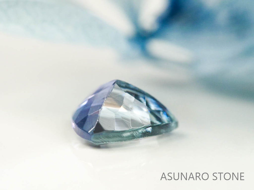 バイカラータンザナイト（ゾイサイト）  トリリアントカット　タンザニア産　　0.56ct【220818-1082】