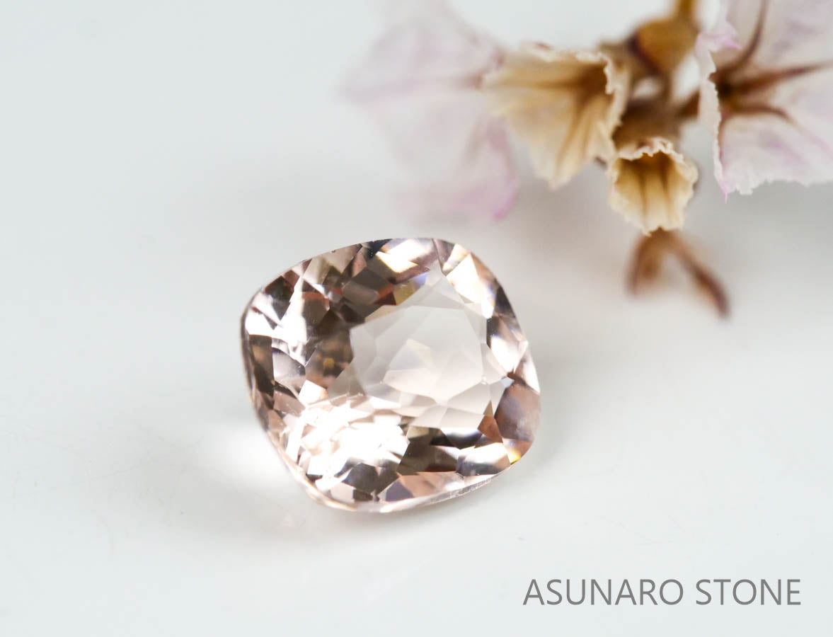 モルガナイト クッションカット　ブラジル産　1.02ct　【220928-1147】