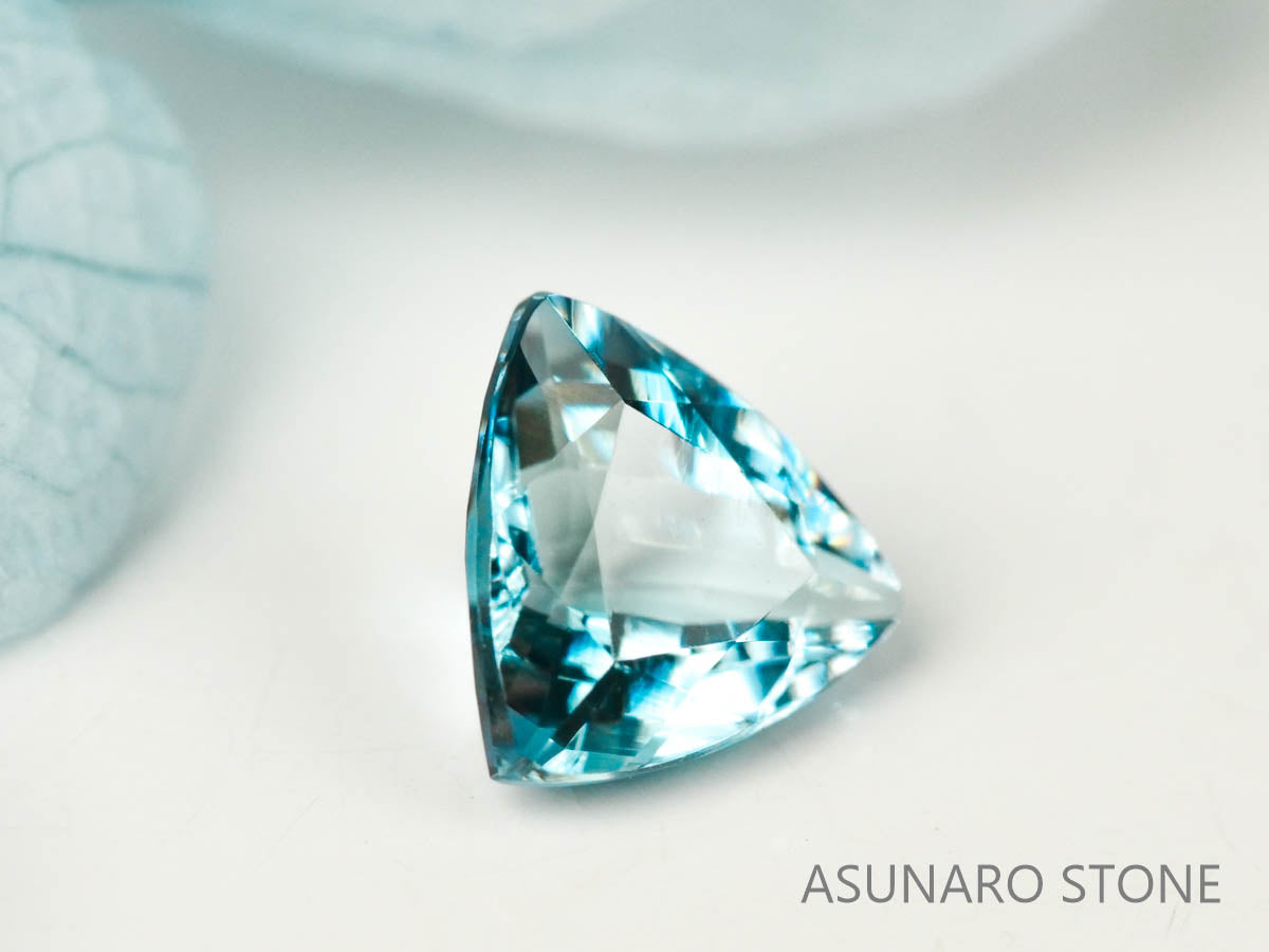 サンタマリアアクアマリン トリリアントカット ブラジル・タトゥー鉱山産　0.38ct【221021-1192】