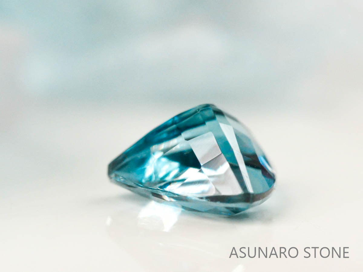 サンタマリアアクアマリン トリリアントカット ブラジル・タトゥー鉱山産　0.38ct【221021-1192】