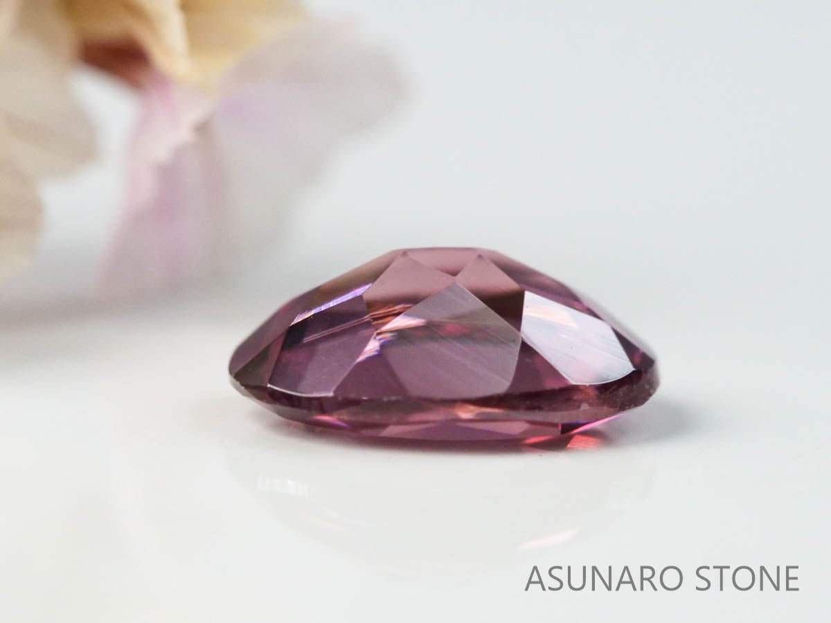 ピンクジルコン　オーバルカット　0.95ct　カンボジア産　【220615-1206】