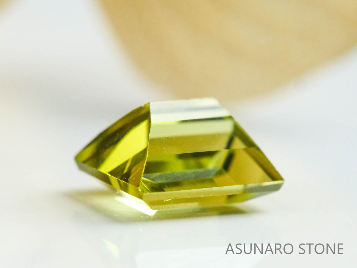 イエロートルマリン　スクエアカット　ルワンダ産　　0.93ct【221214-1251】