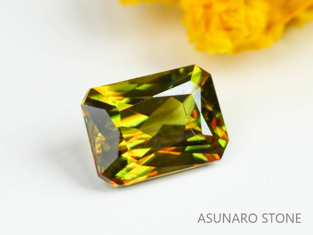 カラーチェンジスフェーン　エメラルドカット　パキスタン産　0.85ct　【221216-1304】