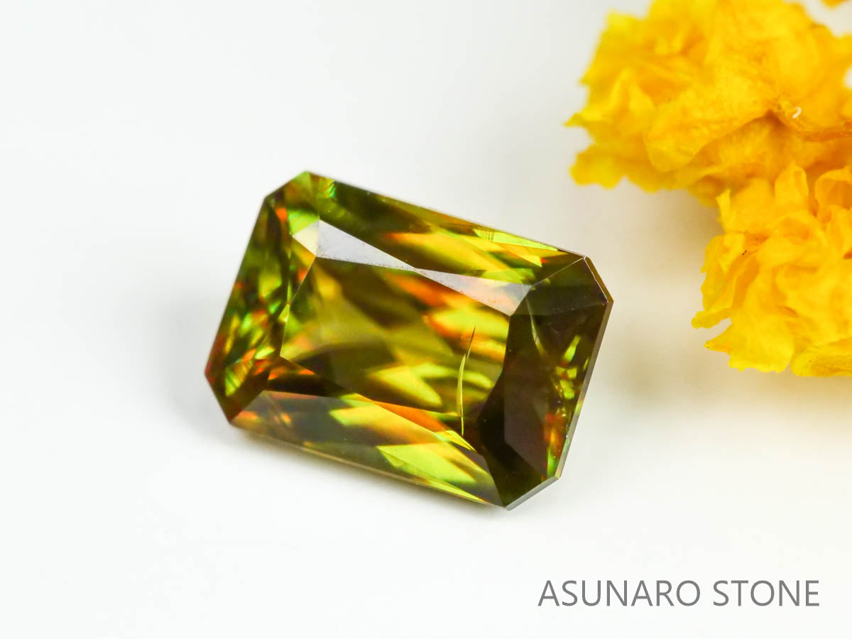 カラーチェンジスフェーン　エメラルドカット　パキスタン産　0.85ct　【221216-1304】