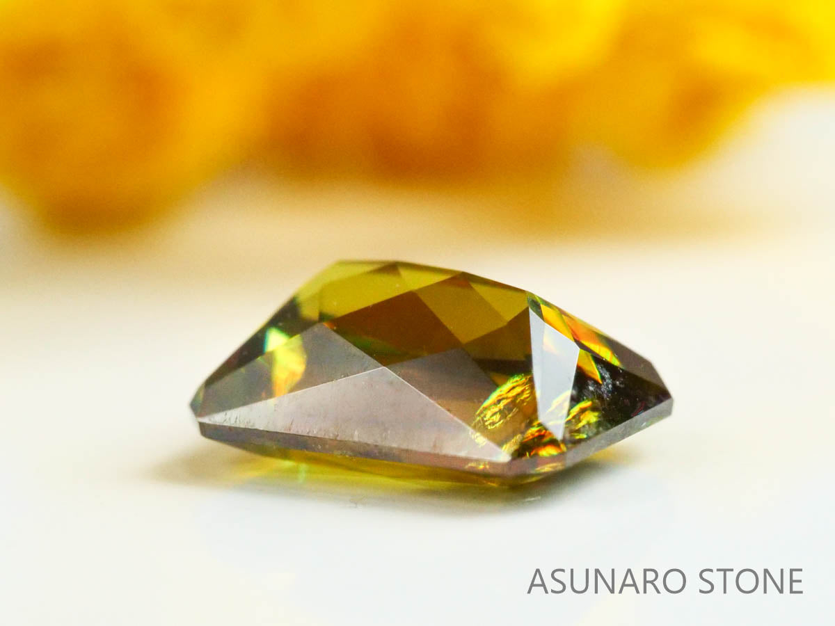 カラーチェンジスフェーン エメラルドカット パキスタン産 0.85ct