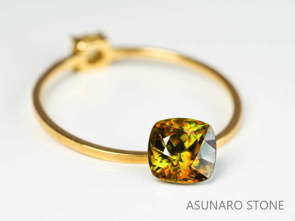 カラーチェンジスフェーン　クッションカット　パキスタン産　0.90ct　【221216-1308】