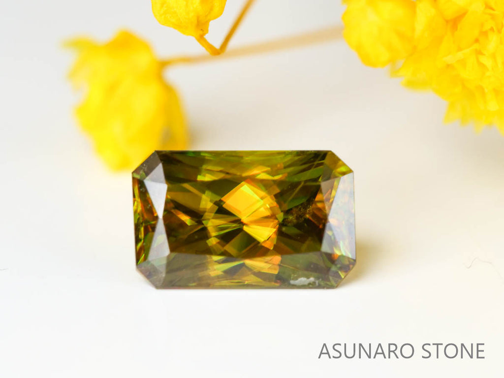 カラーチェンジスフェーン　エメラルドカット　パキスタン産　0.92ct　【221216-1311】