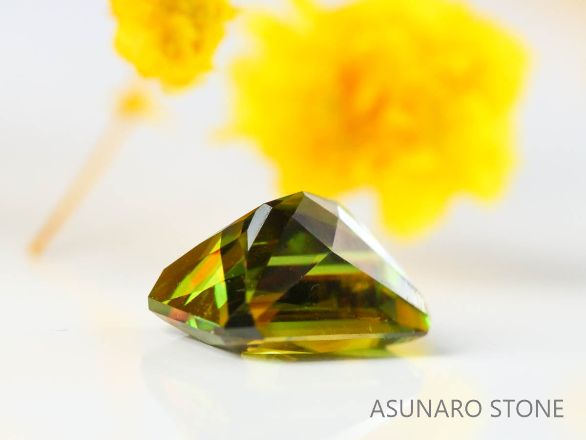 カラーチェンジスフェーン　エメラルドカット　パキスタン産　0.92ct　【221216-1311】