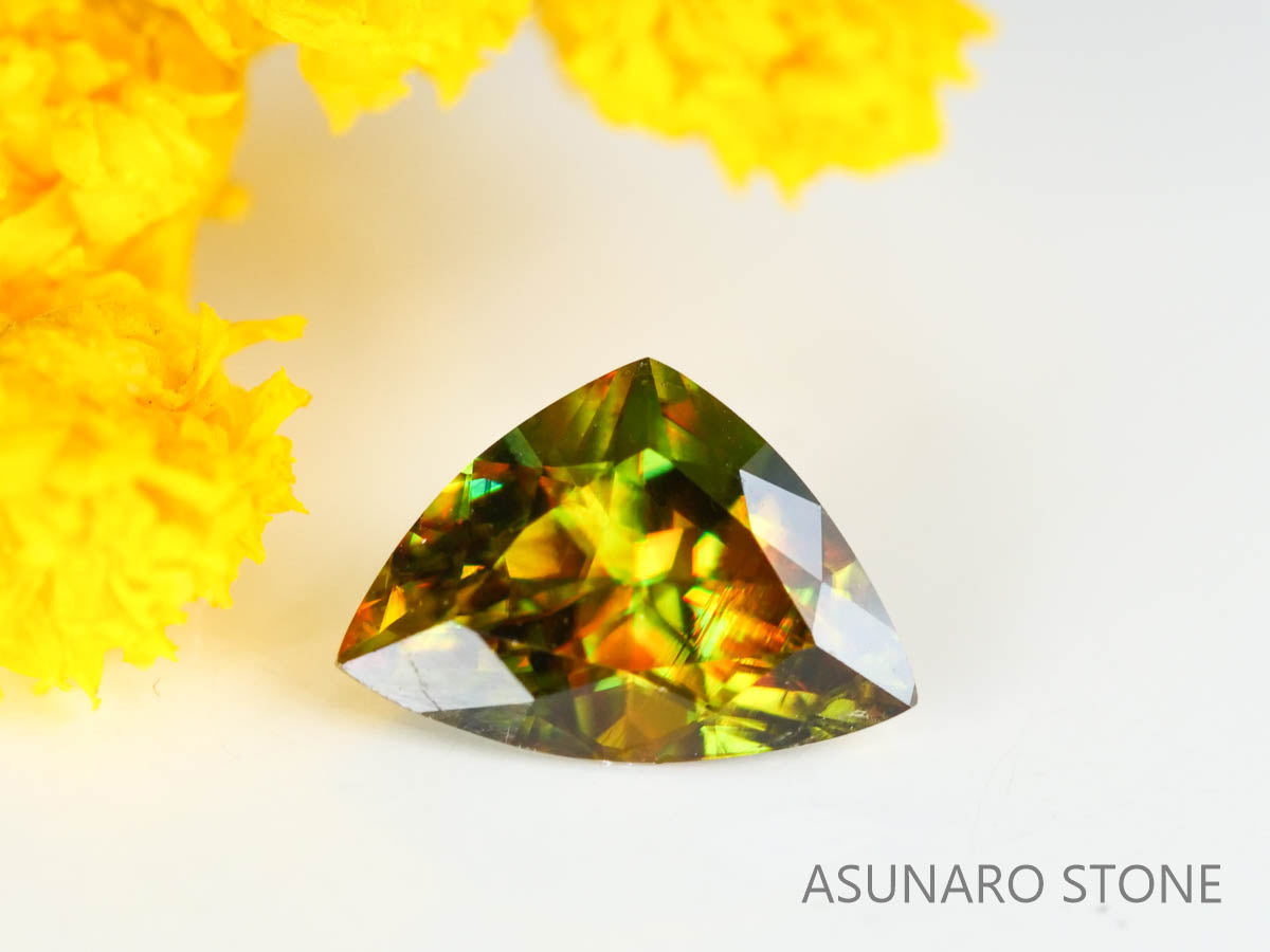 カラーチェンジスフェーン　トリリアントカット　パキスタン産　0.72ct　【221216-1312】