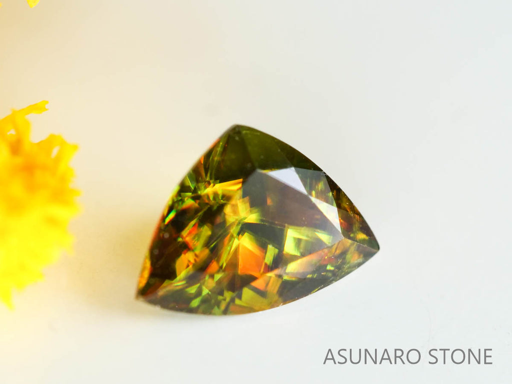 カラーチェンジスフェーン　トリリアントカット　パキスタン産　0.72ct　【221216-1312】