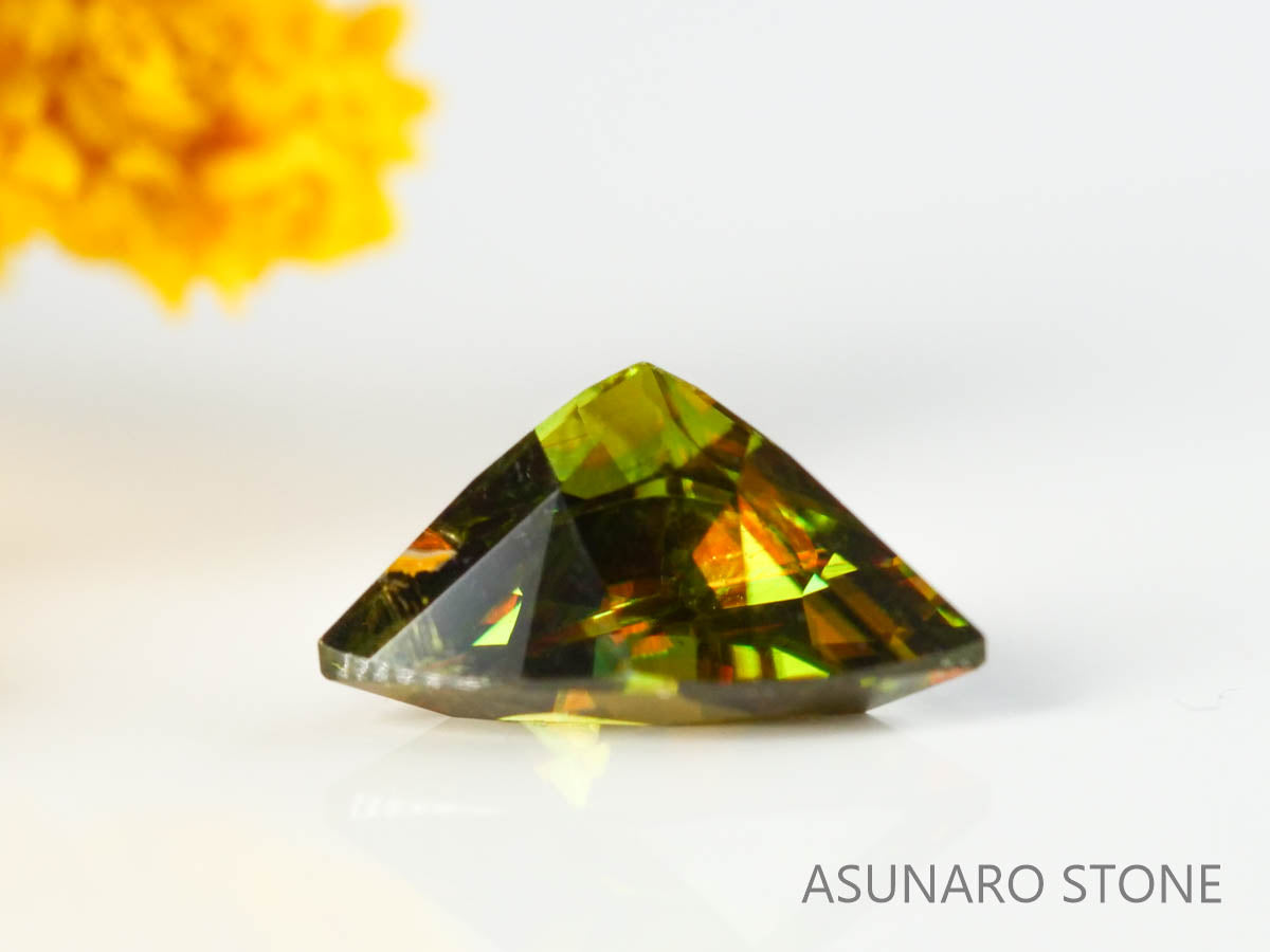 カラーチェンジスフェーン　トリリアントカット　パキスタン産　0.72ct　【221216-1312】