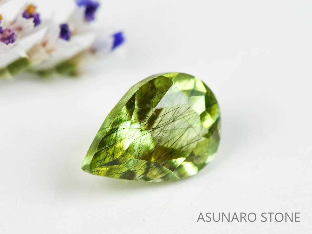 ルドウィジャイトインペリドット（ルチルペリドット）　ペアシェイプ　パキスタン産   0.78ct【221226-1339】