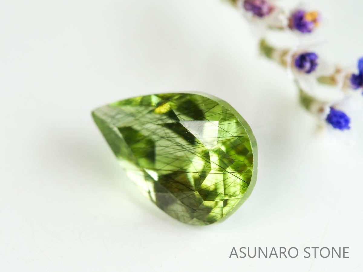 ルドウィジャイトインペリドット（ルチルペリドット）　ペアシェイプ　パキスタン産   0.78ct【221226-1339】