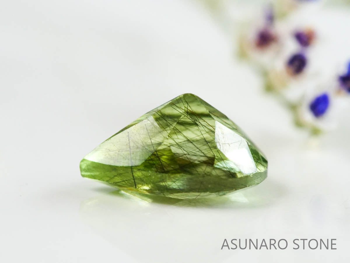 ルドウィジャイトインペリドット（ルチルペリドット）　ペアシェイプ　パキスタン産   0.78ct【221226-1339】