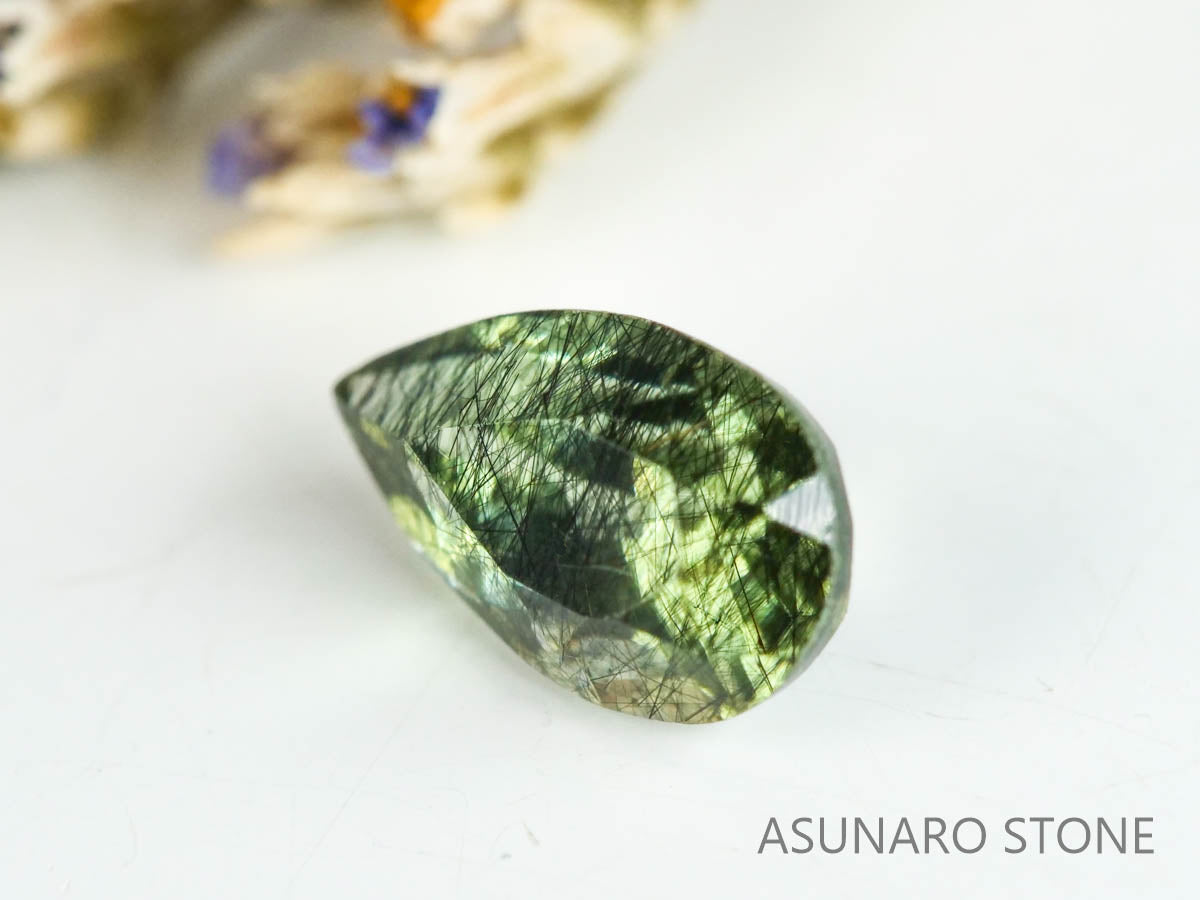ルドウィジャイトインペリドット（ルチルペリドット） ペアシェイプ