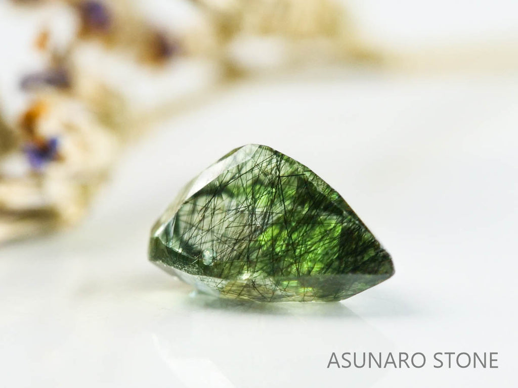 ルドウィジャイトインペリドット（ルチルペリドット）　ペアシェイプ　パキスタン産   0.45ct【221226-1340】