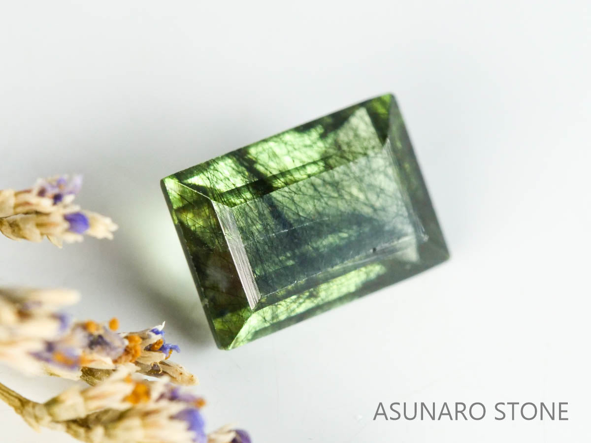 ルドウィジャイトインペリドット（ルチルペリドット） スクエアカット