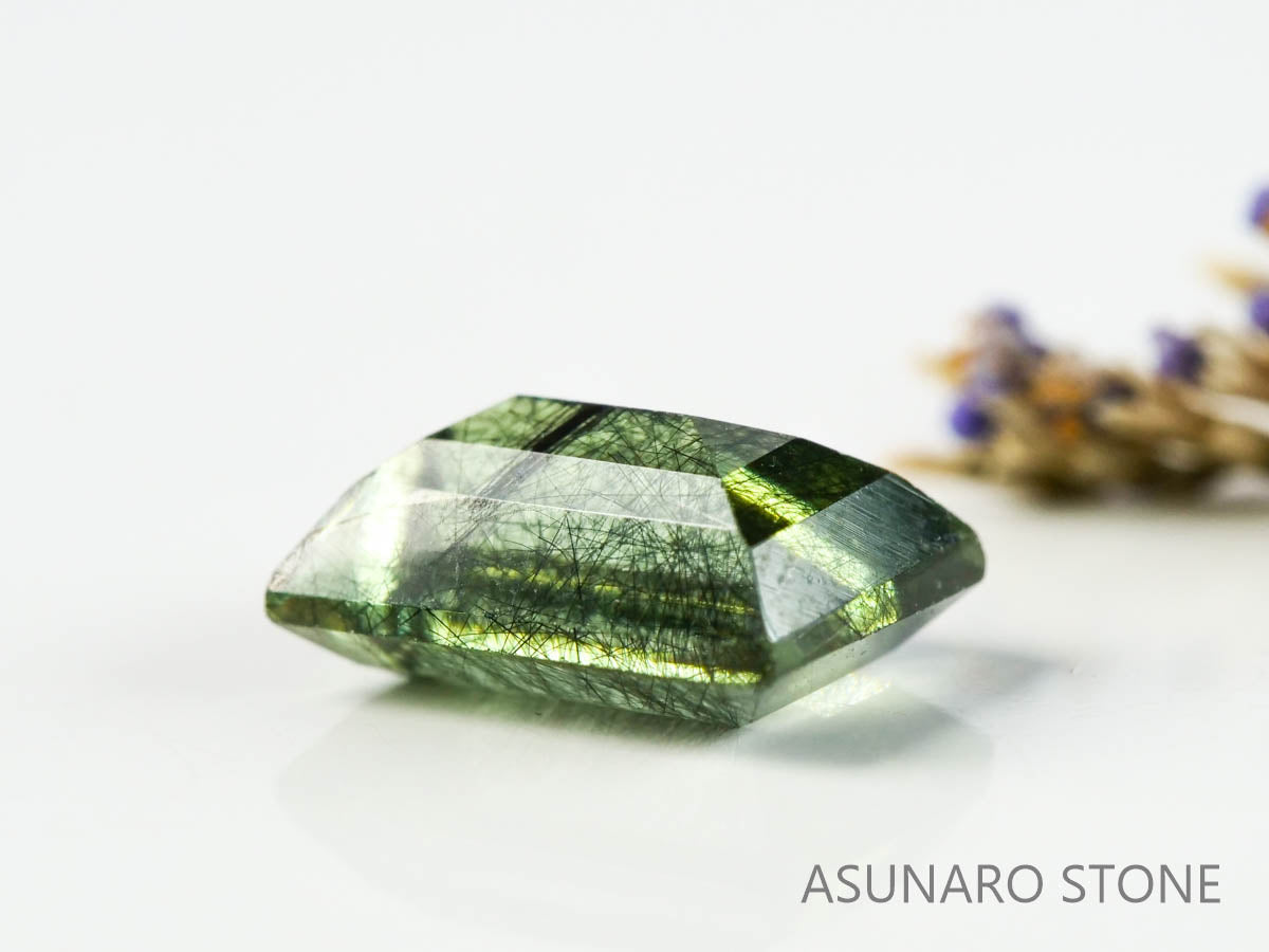 ルドウィジャイトインペリドット（ルチルペリドット）　スクエアカット　パキスタン産   1.90ct【221226-1343】